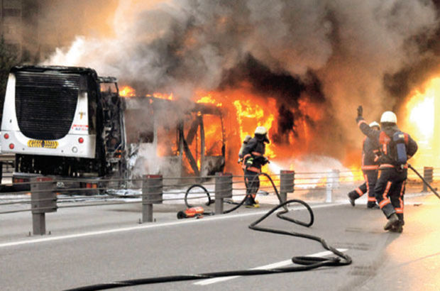 istanbul'da metrobüs yandı